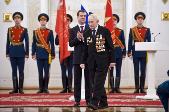 Dmitry Medvedev presents state awards to WWII veterans