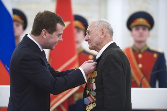 Dmitry Medvedev presents state awards to WWII veterans