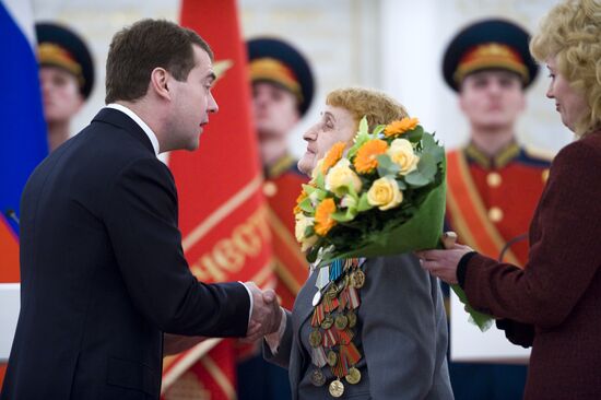 Dmitry Medvedev presents state awards to WWII veterans