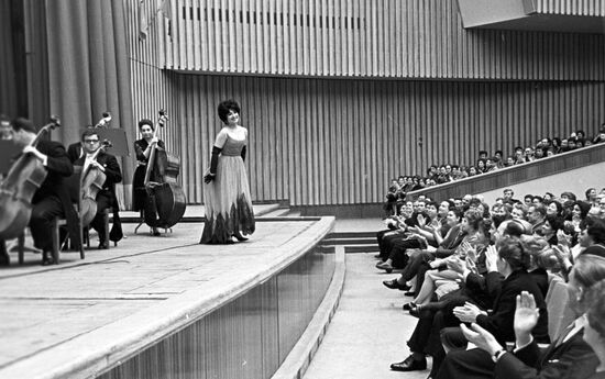 Opera singer Teresa Stratas performing in Moscow