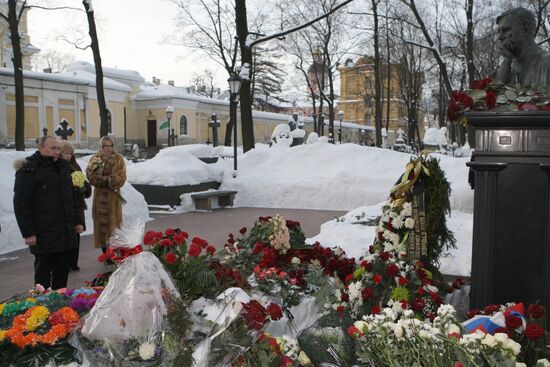 Vladimir Putin visits St. Petersburg