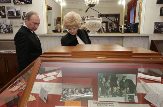 Vladimir Putin visits St. Petersburg