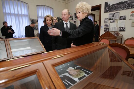 Vladimir Putin visits St. Petersburg
