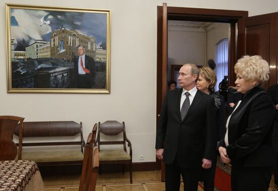 Vladimir Putin visits St. Petersburg