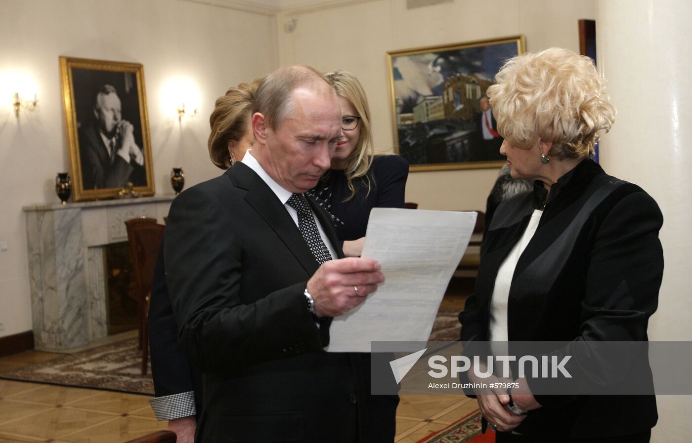 Vladimir Putin visits St. Petersburg