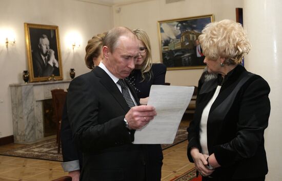 Vladimir Putin visits St. Petersburg