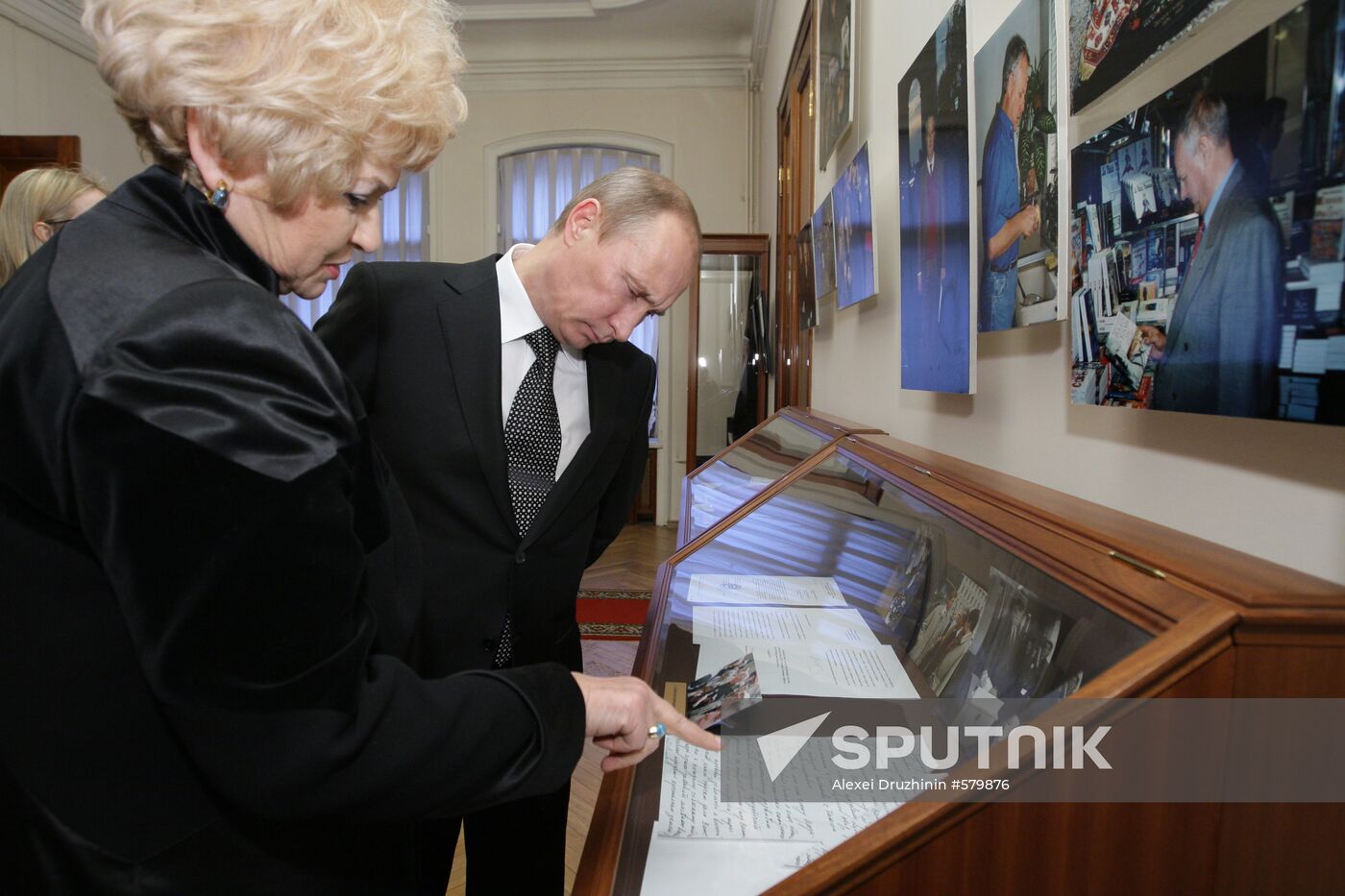 Vladimir Putin visits St. Petersburg