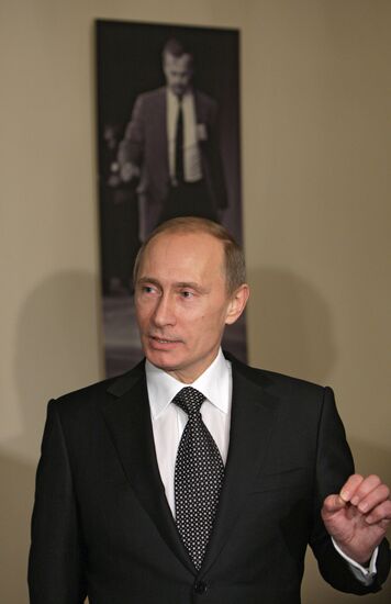 Vladimir Putin visits St. Petersburg