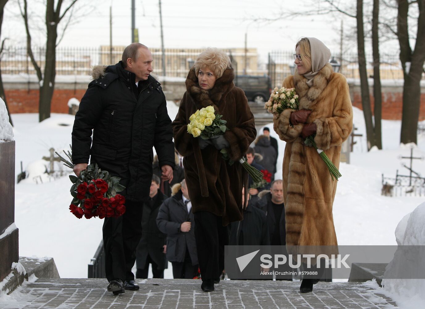Vladimir Putin visits St. Petersburg