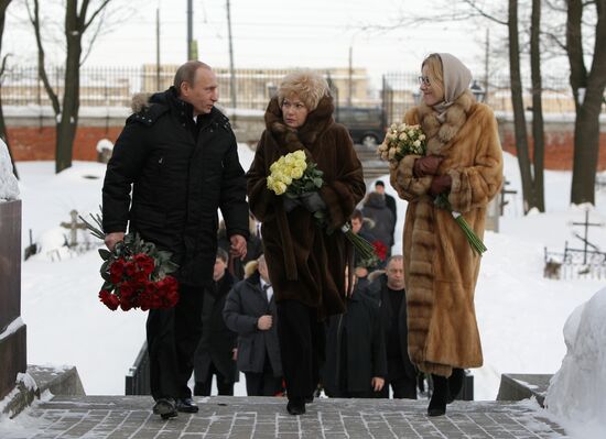 Vladimir Putin visits St. Petersburg