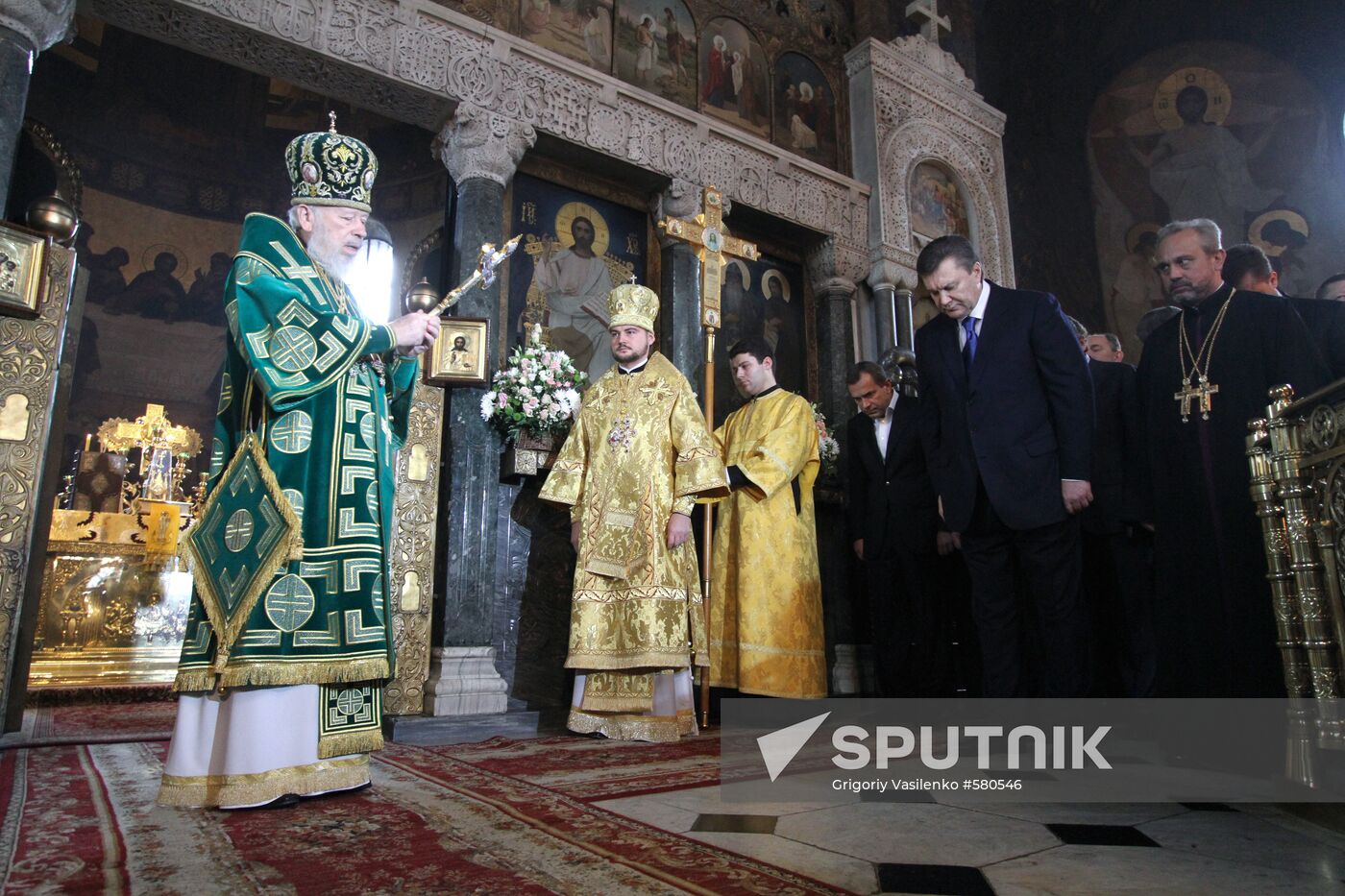 Metropolitan Volodymyr blesses Viktor Yanukovych