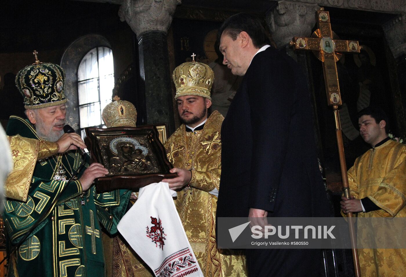 Metropolitan Volodymyr blesses Viktor Yanukovych