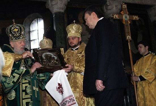 Metropolitan Volodymyr blesses Viktor Yanukovych