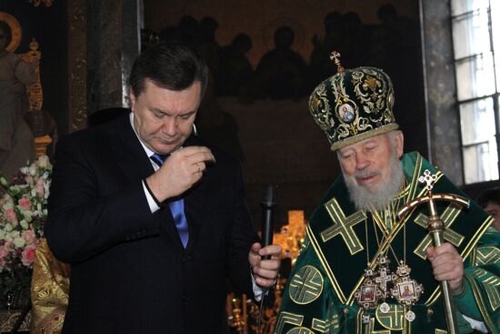 Metropolitan Volodymyr blesses Viktor Yanukovych