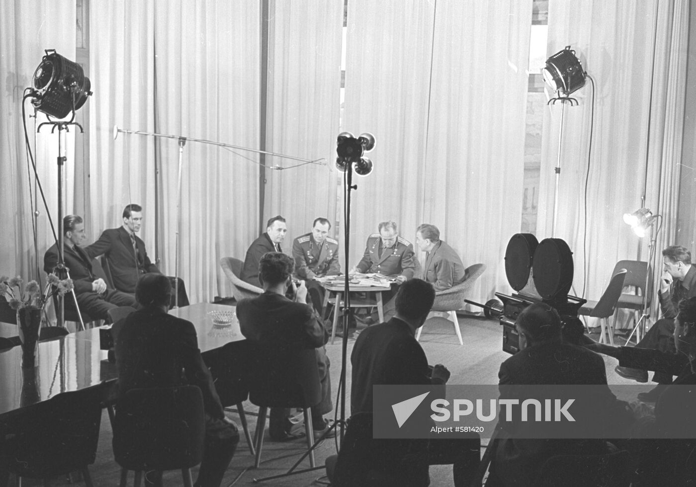 Soviet cosmonauts at news conference