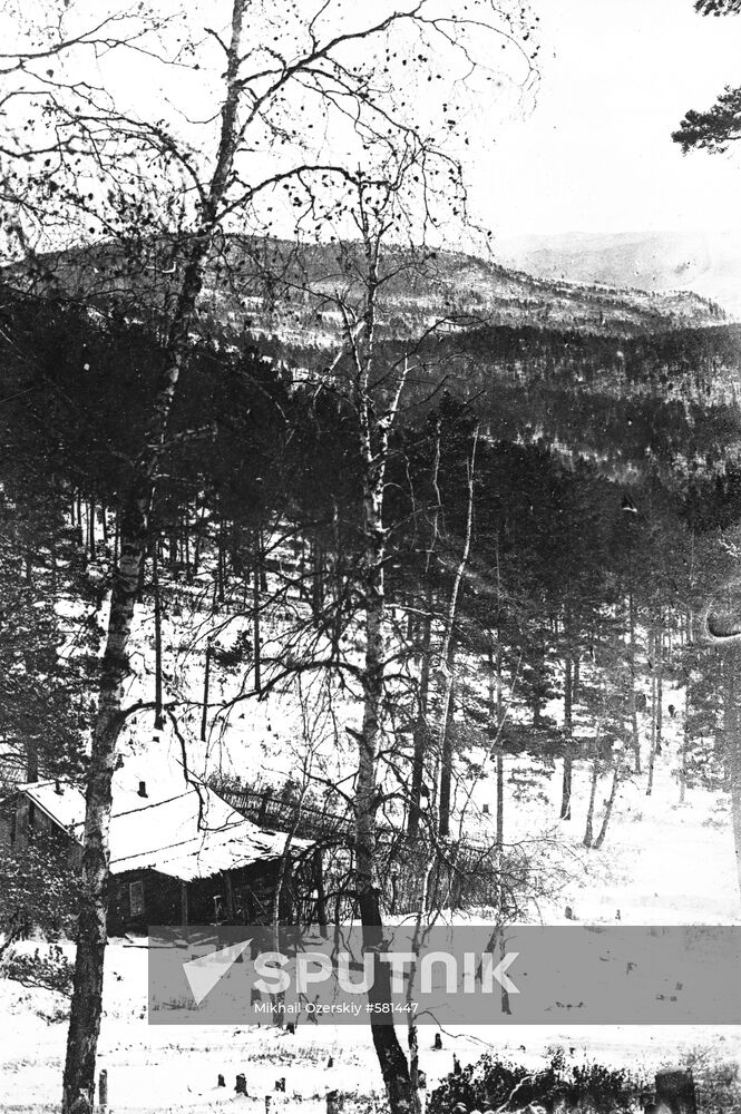 Pyotr Kozlov's expedition excavating Noin Ula burial mound, 1904