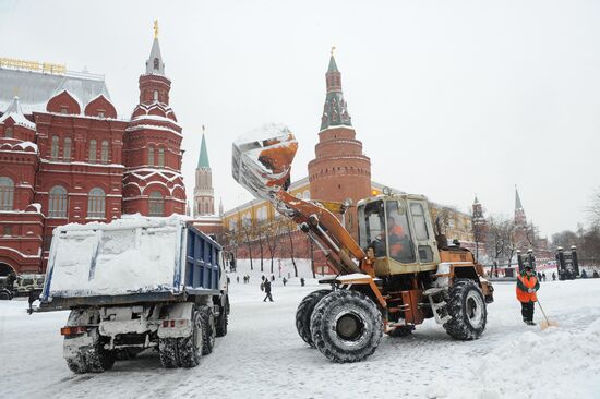 Removing snow in Moscow's center
