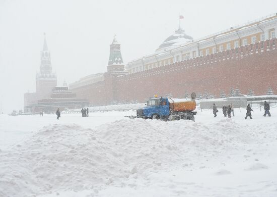Snow removal in Moscow's center