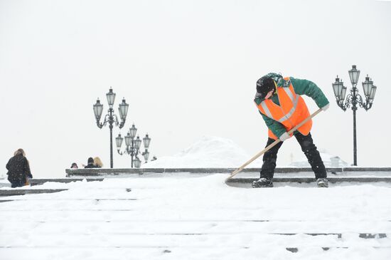 Snow removal in Moscow's center