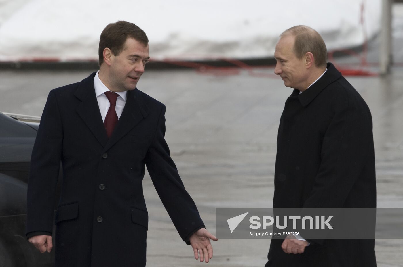 Dmitry Medvedev and Vladimir Putin attending ceremony