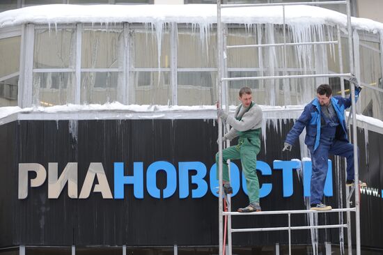 Removing snow and icicles from RIA Novosti's building