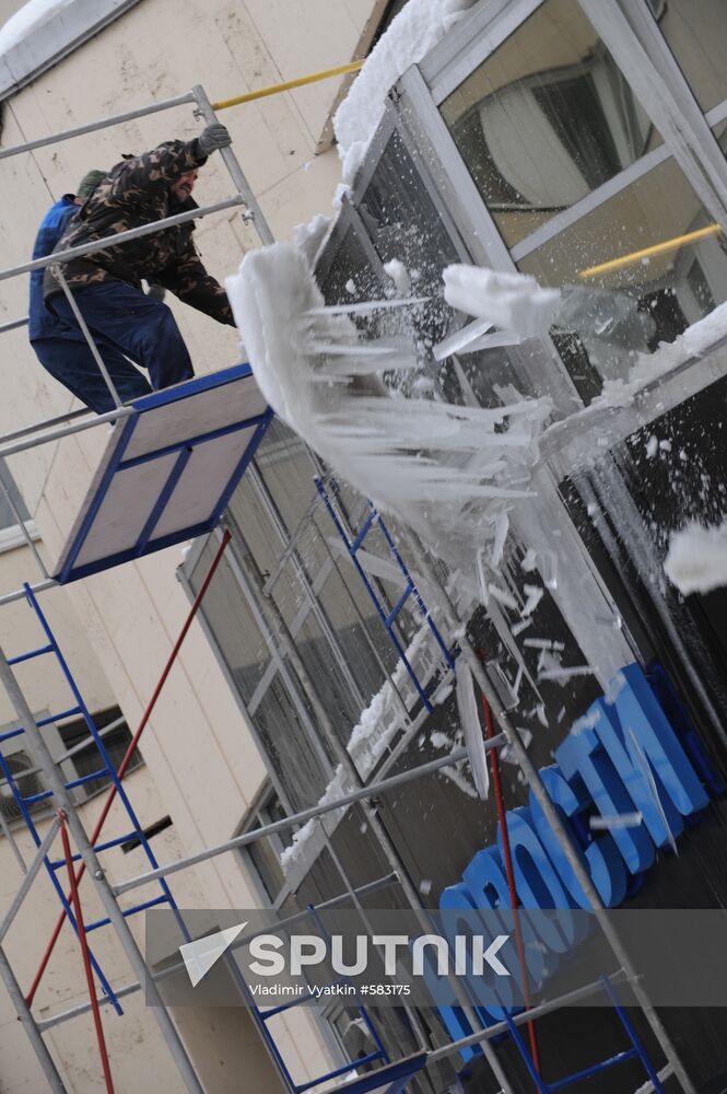 Removing snow and icicles from RIA Novosti's building