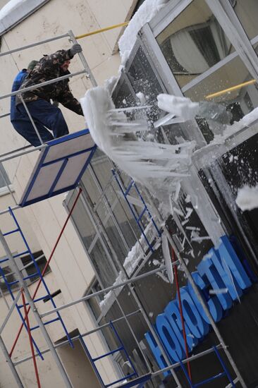 Removing snow and icicles from RIA Novosti's building
