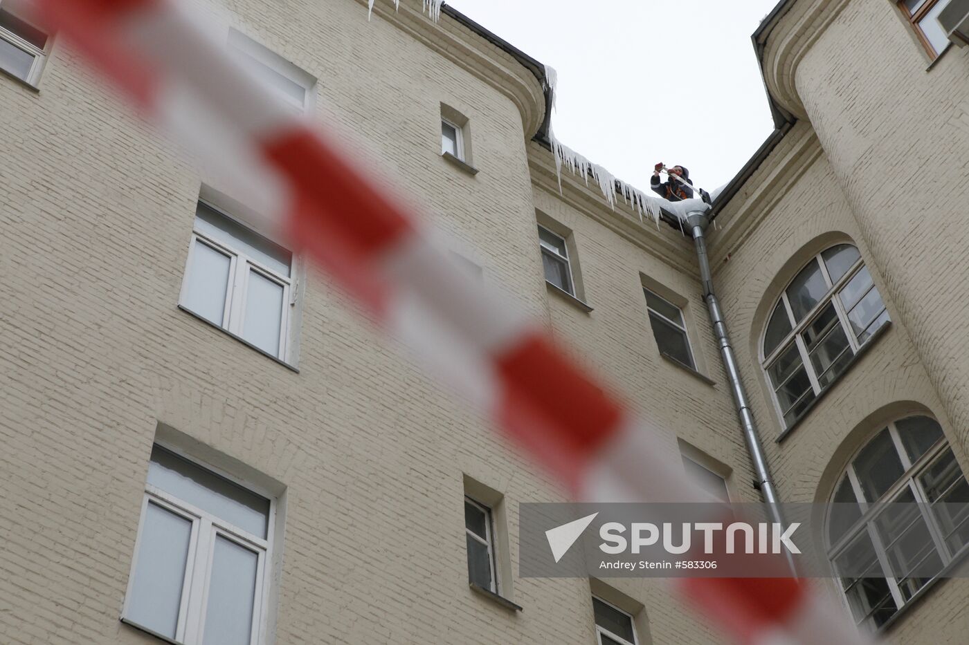 Removing snow and icicles from buildings in Smolensky Bulvar