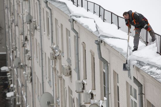 Removing snow and icicles from buildings in Smolensky Bulvar