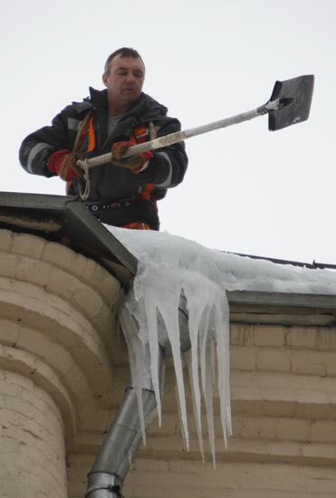 Removing snow and icicles from buildings in Smolensky Bulvar