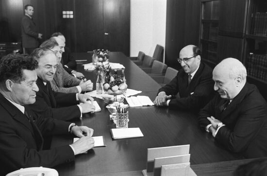 A. Shitikov and A. Fanfani during negotiations