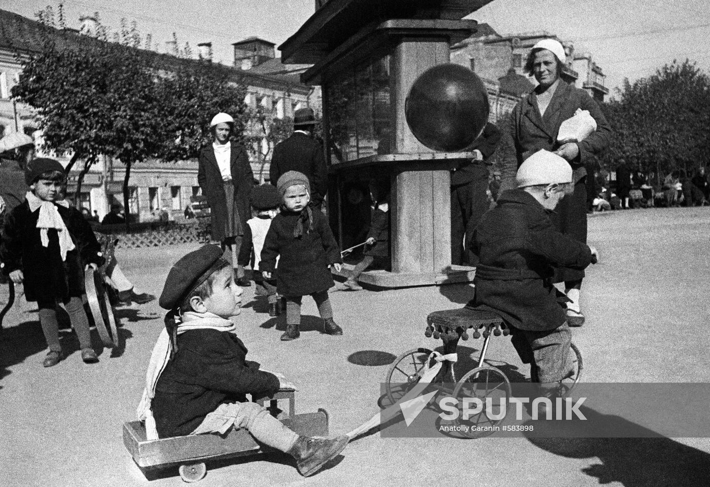 Young Muscovites playing in park