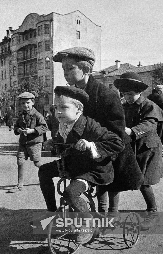 Young Muscovites playing in park