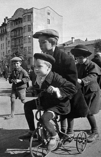 Young Muscovites playing in park