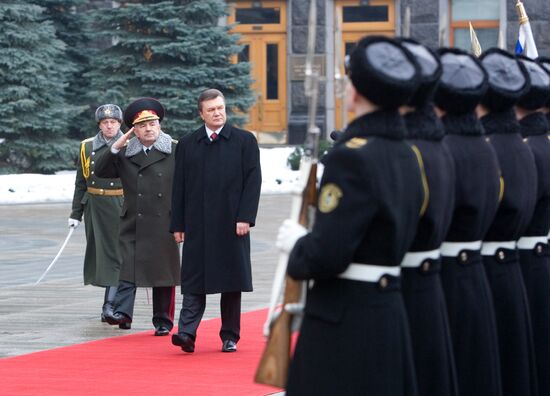 Military honors ceremony for Ukrainian President