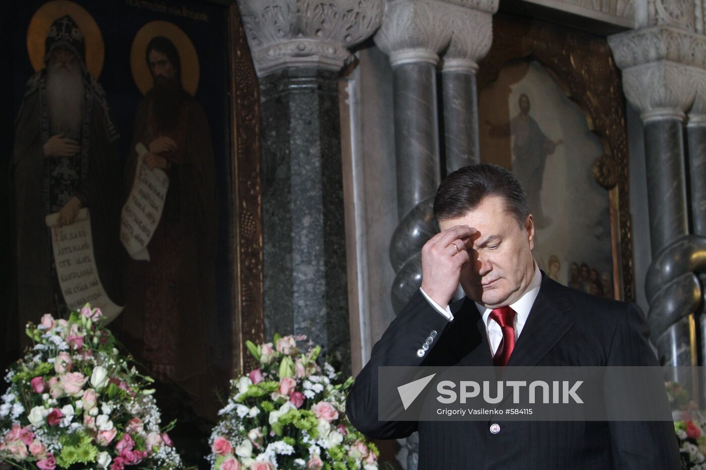 Viktor Yanukovych. Prayer. Cathedral.