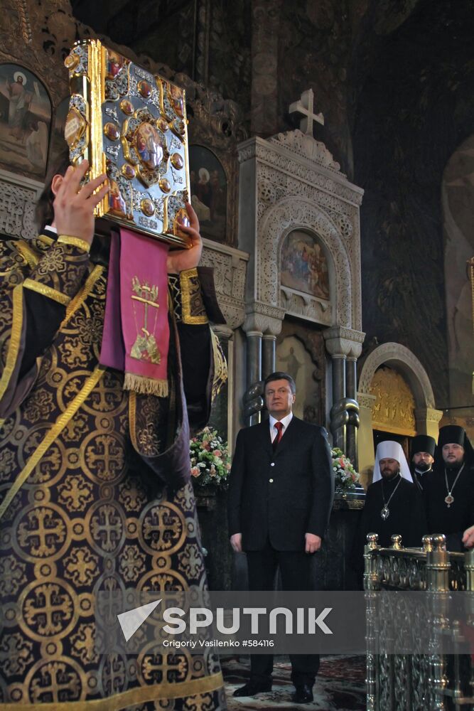 Viktor Yanukovych. Prayer. Cathedral.