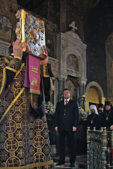 Viktor Yanukovych. Prayer. Cathedral.