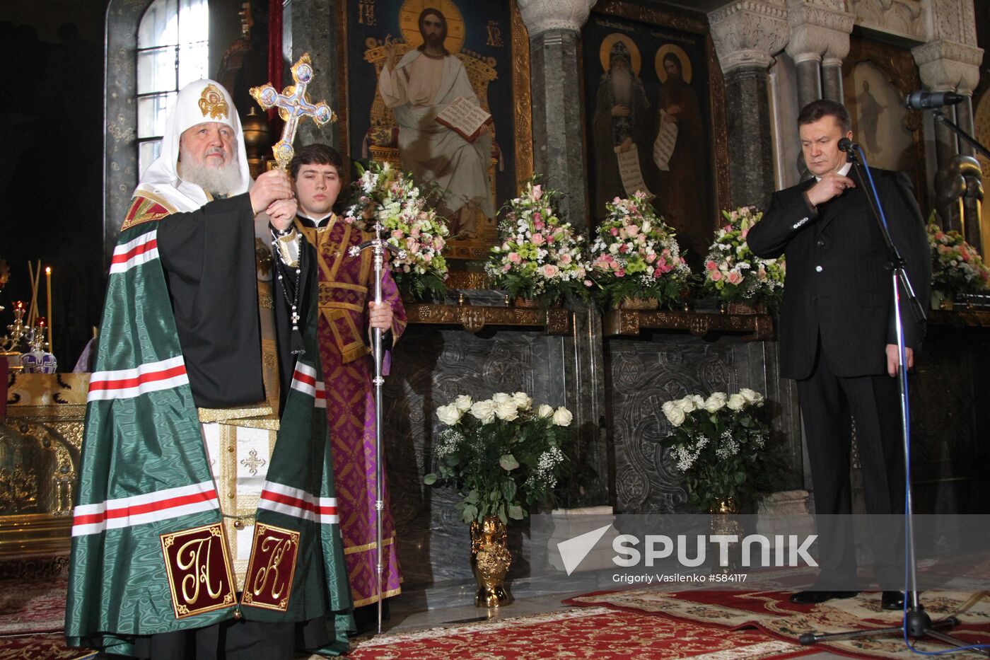 Viktor Yanukovych. Prayer. Cathedral.