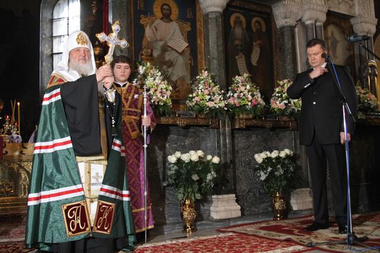 Viktor Yanukovych. Prayer. Cathedral.