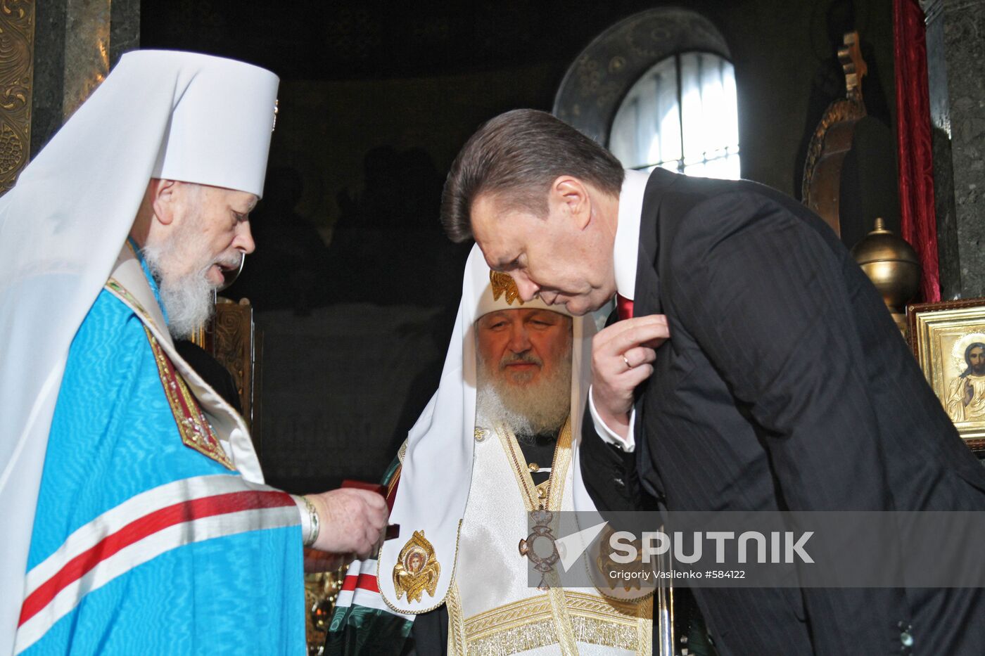 Viktor Yanukovych. Prayer. Cathedral.