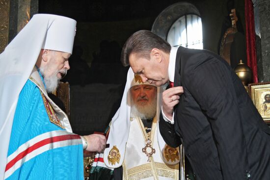 Viktor Yanukovych. Prayer. Cathedral.