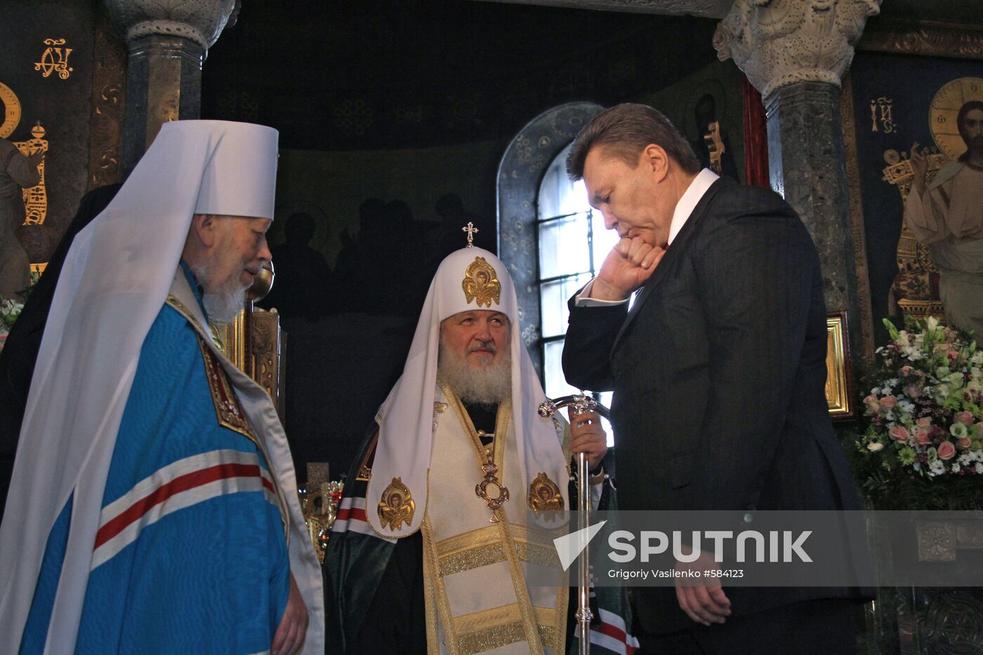 Viktor Yanukovych. Prayer. Cathedral.