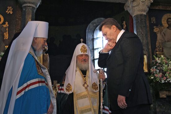 Viktor Yanukovych. Prayer. Cathedral.