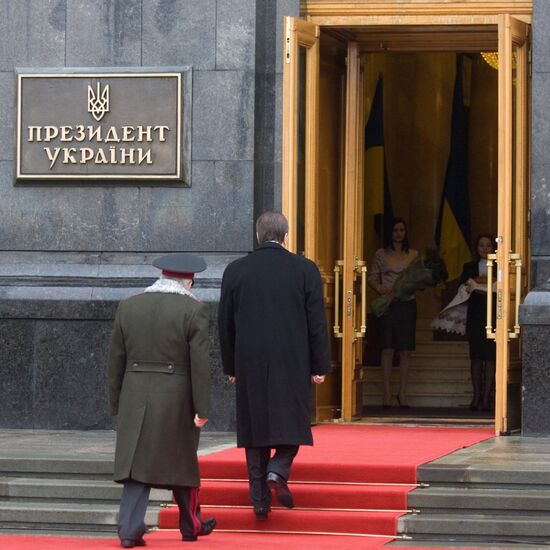President rendered military honors