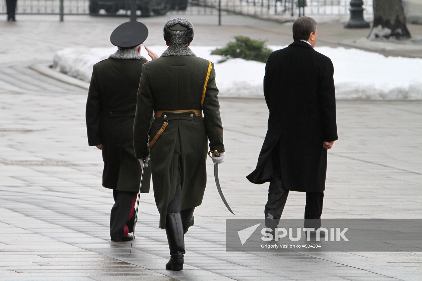 Ukraine's President rendered military honors