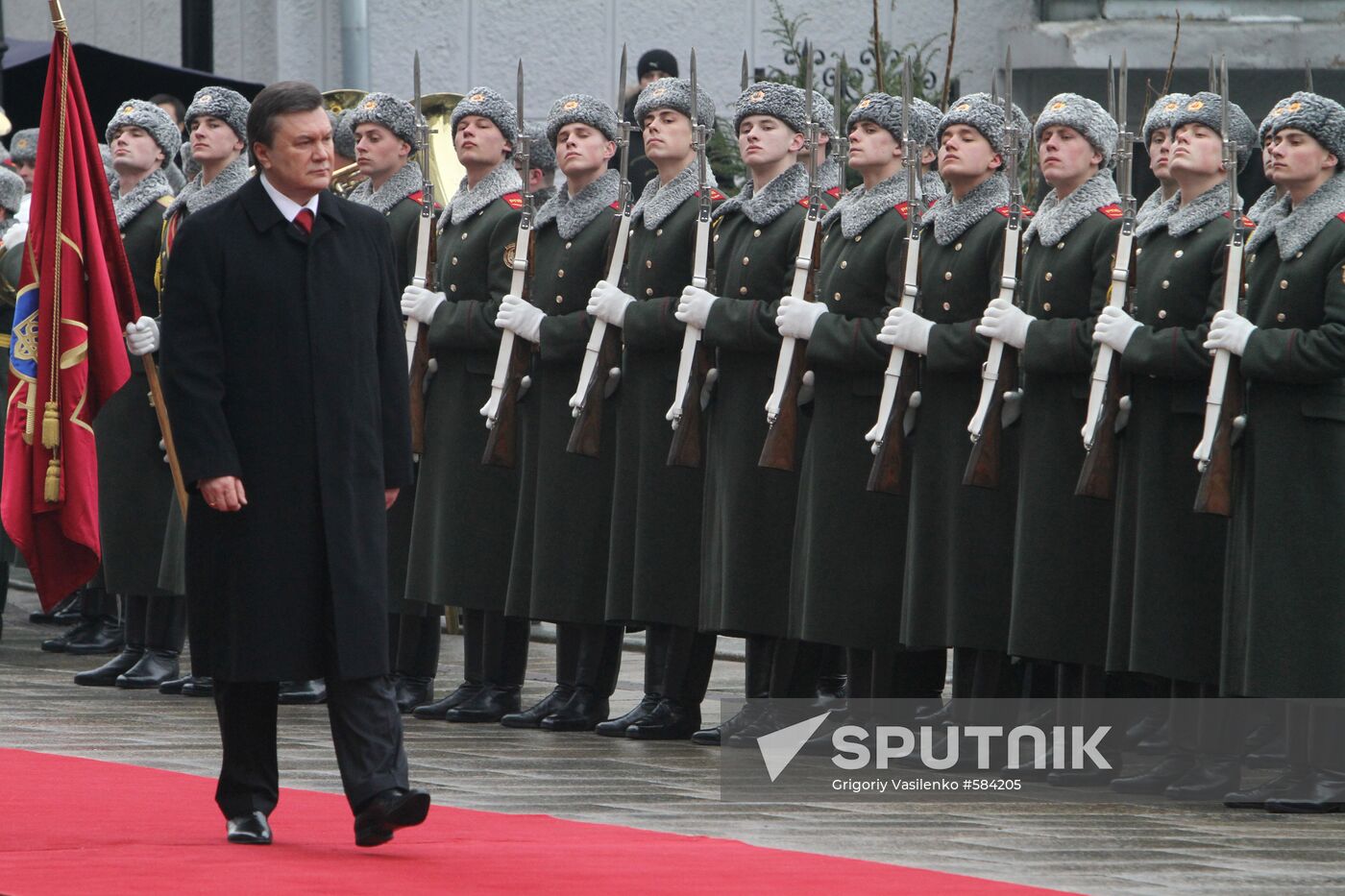 Ukraine's President rendered military honors