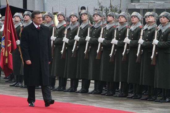 Ukraine's President rendered military honors