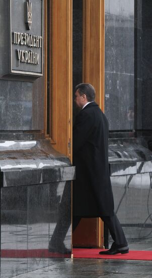 Ukraine's President rendered military honors