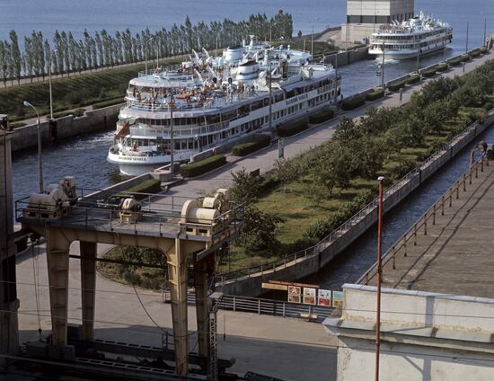 A lock of the Volzhskaya hydropower plant